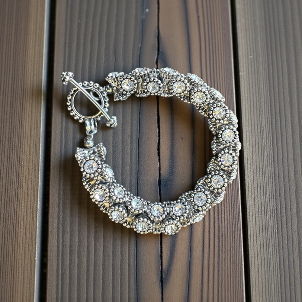 legant Vintage-Style Crystal Toggle Bracelet